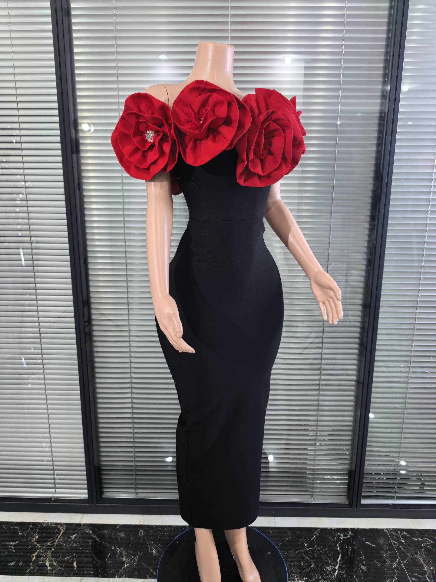 빨간색과 흰색 여성용 섹시한 스트랩리스 큰 꽃무늬 오프 - Women'S Red Formal Wear 리뷰 및 가격