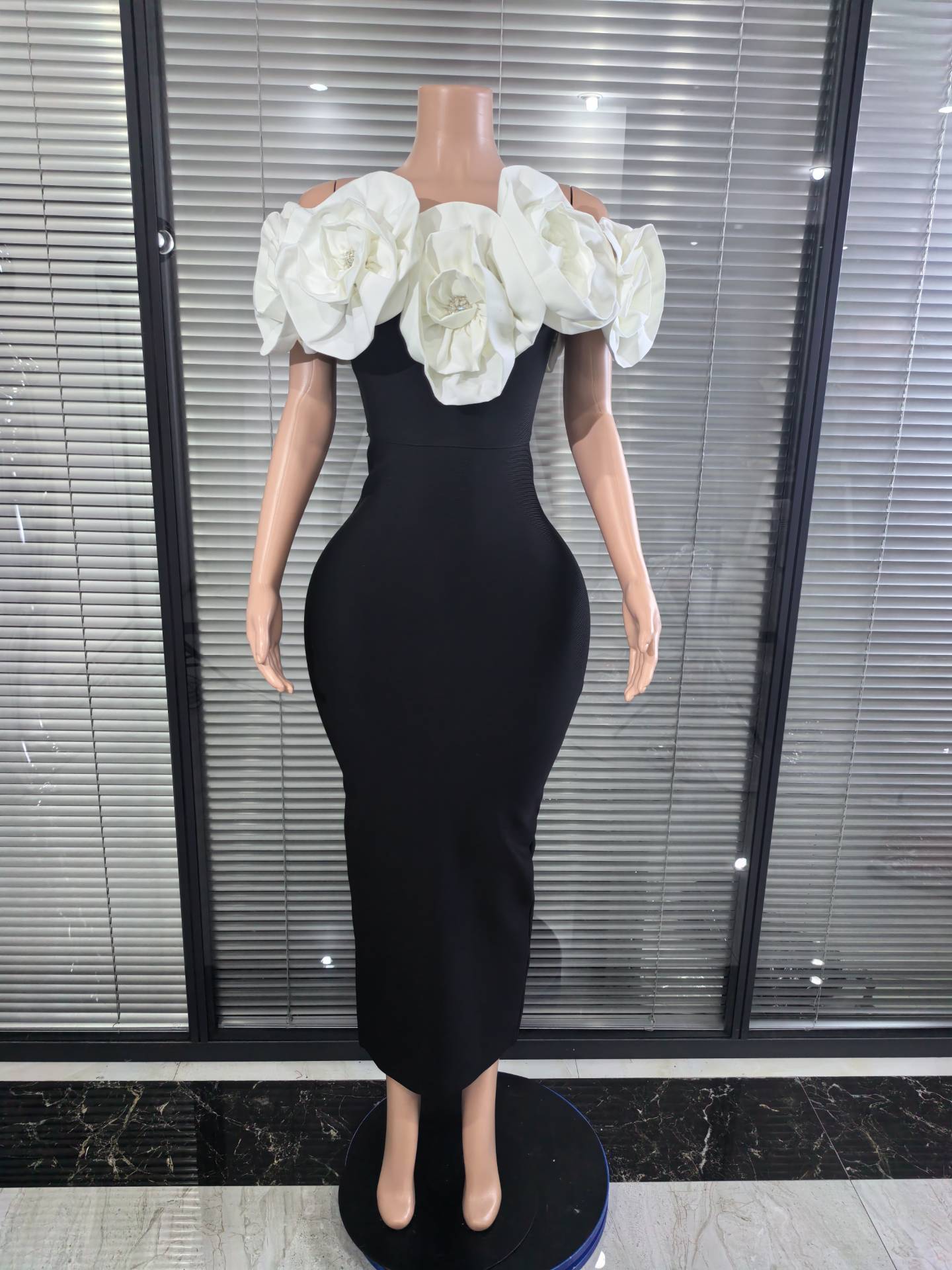 빨간색과 흰색 여성용 섹시한 스트랩리스 큰 꽃무늬 오프 - Women'S Red Formal Wear 리뷰 및 가격